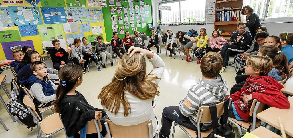 Resultado de imagen de clase hablando en circulo